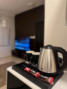 a tea kettle sitting on top of a stove at شقة أنيقة بالزاهر غرفتين وصالة in Makkah