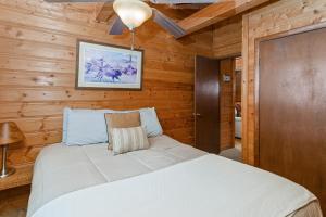 Postel nebo postele na pokoji v ubytování Vivian Park Sundance Cabin