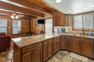 Kuchyň nebo kuchyňský kout v ubytování Vivian Park Sundance Cabin
