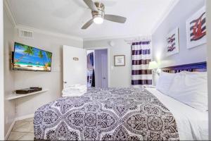 เตียงในห้องที่ Ocean & Pool Views Top Floor - Shoreline Stays 03 +44 ภาพ