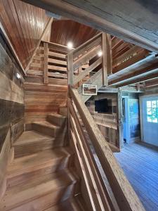 una camera con scale in legno in una casa di Wanee Lake Golf & RV Resort ad Ashburn