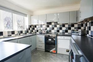 Η κουζίνα ή μικρή κουζίνα στο Spacious, 4 Bedroom, Free Parking & Garden +9 φωτογραφίες