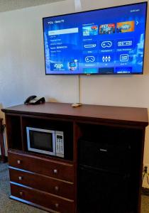 TV a/nebo společenská místnost v ubytování Travelodge by Wyndham Enid