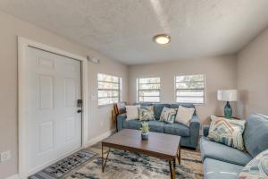 Area soggiorno di 1 Mi to Ocean Home with Yard in Boynton Beach!