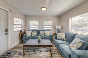 Area soggiorno di 1 Mi to Ocean Home with Yard in Boynton Beach!