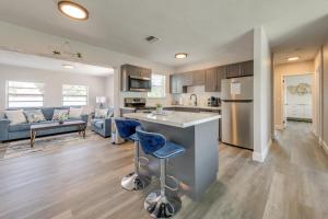 Cucina o angolo cottura di 1 Mi to Ocean Home with Yard in Boynton Beach!