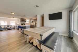 TV o dispositivi per l'intrattenimento presso 1 Mi to Ocean Home with Yard in Boynton Beach!