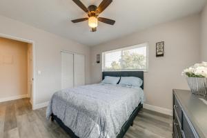 Letto o letti in una camera di 1 Mi to Ocean Home with Yard in Boynton Beach!