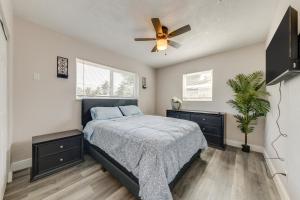 Letto o letti in una camera di 1 Mi to Ocean Home with Yard in Boynton Beach!