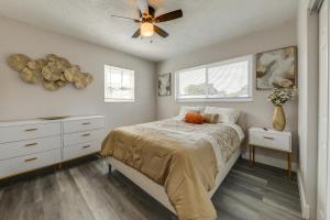 una camera da letto con un letto e un ventilatore a soffitto di 1 Mi to Ocean Home with Yard in Boynton Beach! a Boynton Beach