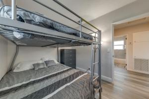 Letto o letti in una camera di 1 Mi to Ocean Home with Yard in Boynton Beach!