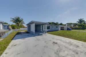 una casa con un vialetto di fronte a un cortile di 1 Mi to Ocean Home with Yard in Boynton Beach! a Boynton Beach