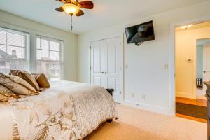 Televisyen dan/atau pusat hiburan di Spacious South Bend Home - Walk to Notre Dame!