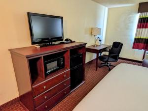 TV a/nebo společenská místnost v ubytování Travelodge by Wyndham Enid