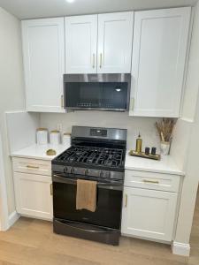 a kitchen with a stove and a microwave at Entire house with 3 bedrooms The Peaceful Escape in Ferndale