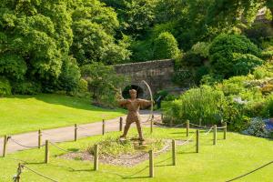 a statue of a man standing in a garden at Nottingham City Centre Hotel by Sunday in Nottingham