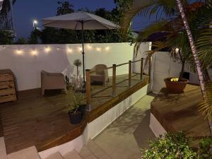 Patio nebo venkovní prostory v ubytování Chambre studio confort vue piscine