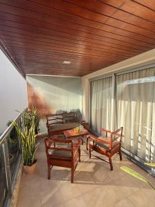 eine Terrasse mit Stühlen und einem Tisch auf einem Balkon in der Unterkunft Departamento en Santiago del Estero 2 dormitorios in Santiago del Estero