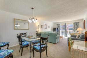 Prostor za sedenje u objektu Central Cocoa Beach Condo with View, Steps to Beach!