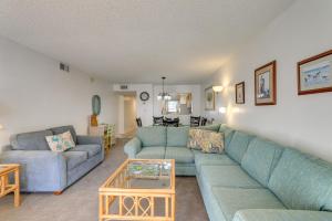 Prostor za sedenje u objektu Central Cocoa Beach Condo with View, Steps to Beach!