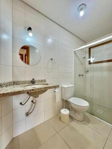 Ванная комната в Apartamento Vivendas do Atlântico +10 фотографий