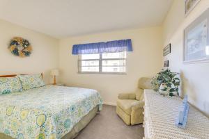 Krevet ili kreveti u jedinici u okviru objekta Central Cocoa Beach Condo with View, Steps to Beach!