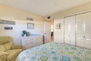 Krevet ili kreveti u jedinici u okviru objekta Central Cocoa Beach Condo with View, Steps to Beach!