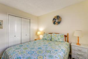 Krevet ili kreveti u jedinici u okviru objekta Central Cocoa Beach Condo with View, Steps to Beach!