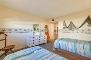 Krevet ili kreveti u jedinici u okviru objekta Central Cocoa Beach Condo with View, Steps to Beach!