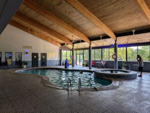 Bazén v ubytování Travelodge by Wyndham Enid nebo v jeho okolí