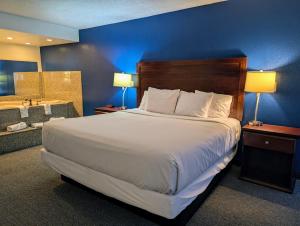 Postel nebo postele na pokoji v ubytování Travelodge by Wyndham Enid