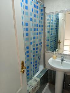 a bathroom with a sink and a shower at Mi Rinconcito de El Manantial in El Puerto de Santa María +48 photos