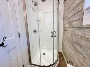 eine Dusche mit Glastür im Badezimmer in der Unterkunft Sunrise Cottage in Alton Bay + 29 Fotos