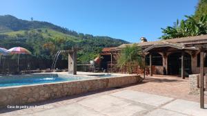 セーハ・ネグラにあるA Casa de Pedraの家の前のプール