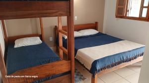 セーハ・ネグラにあるA Casa de Pedraの小さな部屋の二段ベッド2台 +23枚の写真