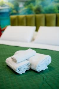 Four Points Suites客房内的一张或多张床位