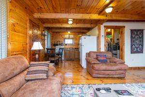 Ruang duduk di Hillside Loft Cabin
