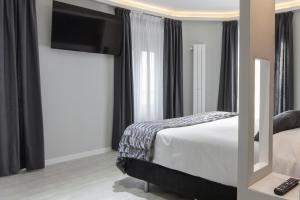 Telewizja i/lub zestaw kina domowego w obiekcie Hostal Overnight Madrid