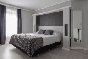Łóżko lub łóżka w pokoju w obiekcie Hostal Overnight Madrid