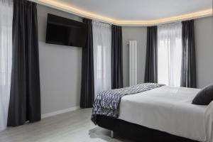 1 dormitorio con 1 cama y TV de pantalla plana en Hostal Overnight Madrid, en Madrid