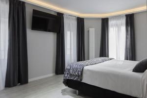 sypialnia z łóżkiem i telewizorem z płaskim ekranem w obiekcie Hostal Overnight Madrid w Madrycie