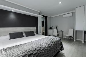 Łóżko lub łóżka w pokoju w obiekcie Hostal Overnight Madrid
