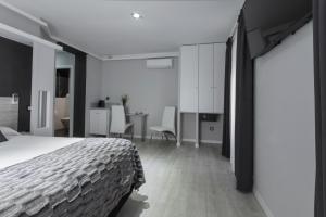 Łóżko lub łóżka w pokoju w obiekcie Hostal Overnight Madrid