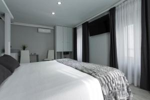 Łóżko lub łóżka w pokoju w obiekcie Hostal Overnight Madrid