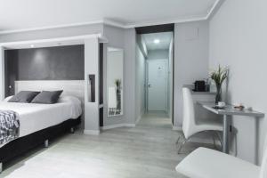 Łóżko lub łóżka w pokoju w obiekcie Hostal Overnight Madrid