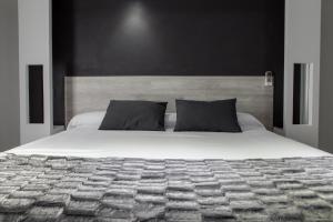 Łóżko lub łóżka w pokoju w obiekcie Hostal Overnight Madrid