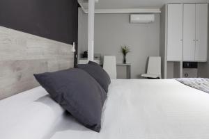 Łóżko lub łóżka w pokoju w obiekcie Hostal Overnight Madrid