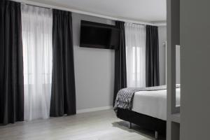 Łóżko lub łóżka w pokoju w obiekcie Hostal Overnight Madrid