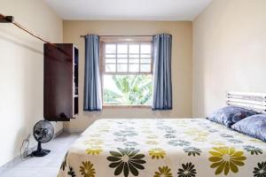 a bedroom with a bed and a window at Royal Bela Vista in Rio das Ostras +83 photos