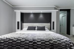Łóżko lub łóżka w pokoju w obiekcie Hostal Overnight Madrid
